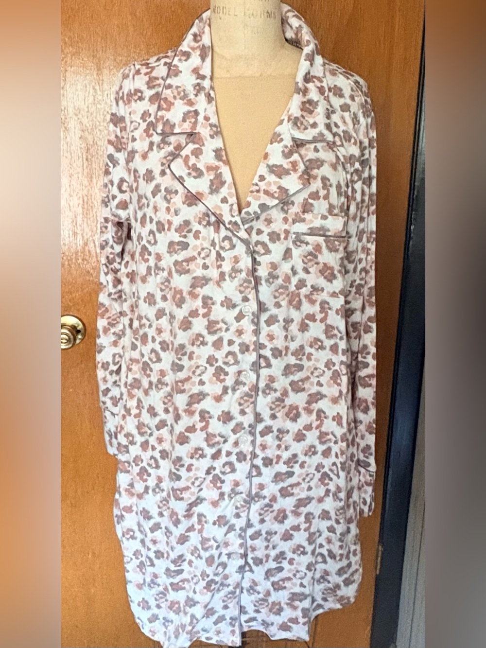 NWT Women's nightshirt Leopard Print Long sleeves Button-Front in L